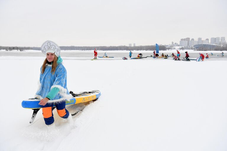 Новогодний заплыв спортсменов на SUP-бордах по Оби