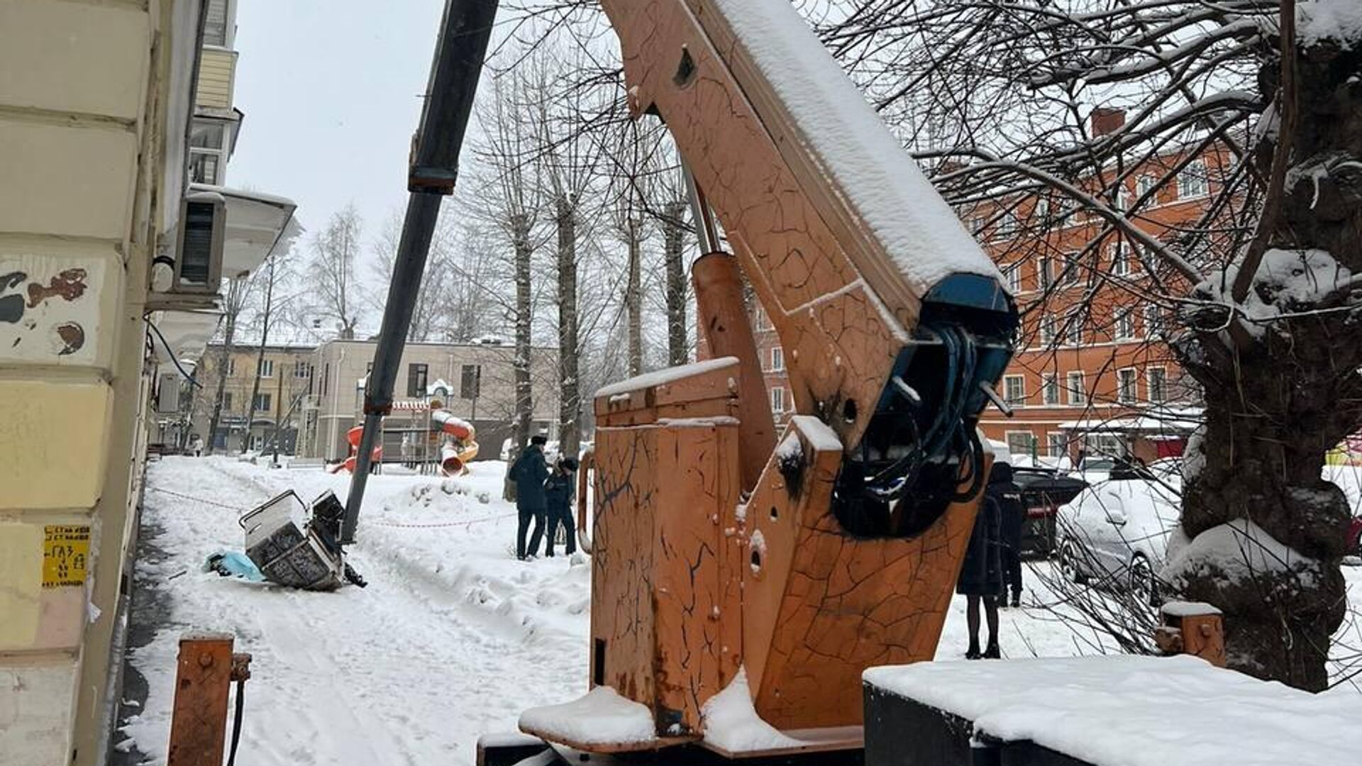 На месте гибели рабочих в результате падения с высоты 4 этажа телескопической стрелы автовышки - РИА Новости, 1920, 28.12.2022