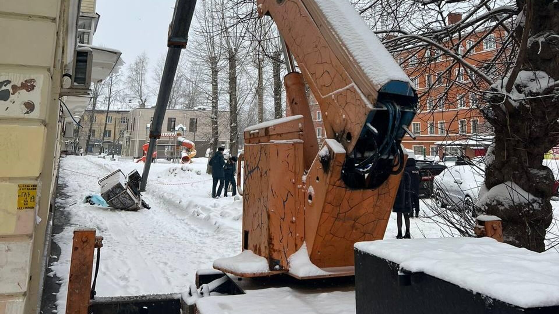 На месте гибели рабочих в результате падения с высоты 4 этажа телескопической стрелы автовышки - РИА Новости, 1920, 28.12.2022