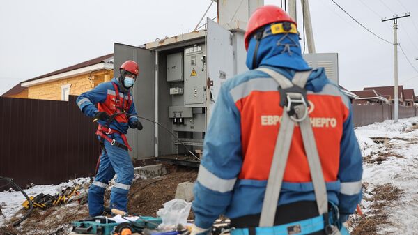 Сотрудники энергетической компании во время рейда по выявлению майнинговых ферм в Иркутской области
