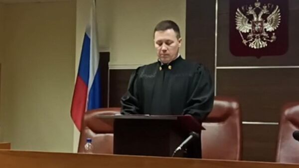 Судья зачитывает приговор Бекмансурову