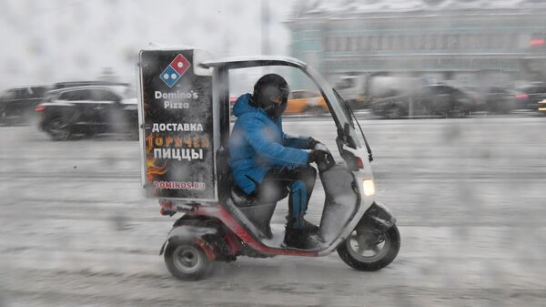Курьер службы доставки Domino's Pizza в Москве