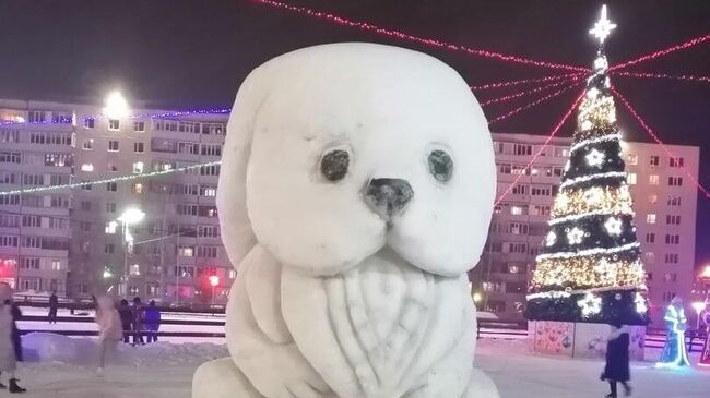 Фигура зайца из снега на площади в Мегионе