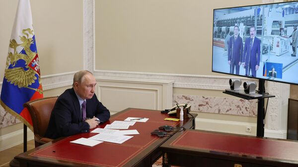 Президент РФ Владимир Путин в режиме видеоконференции принимает участие в церемонии запуска завода Титан-Полимер
