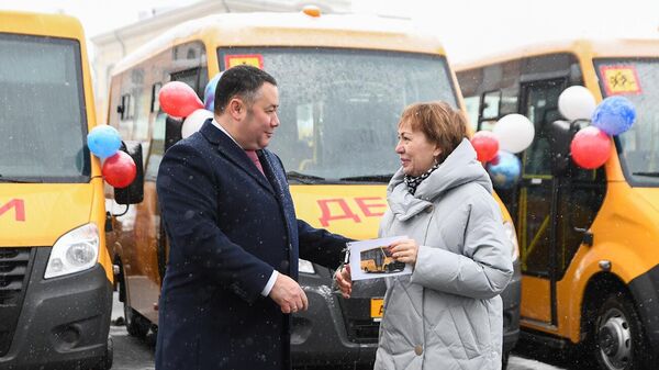 Тверские муниципалитеты получили школьные автобусы и машины скорой помощи