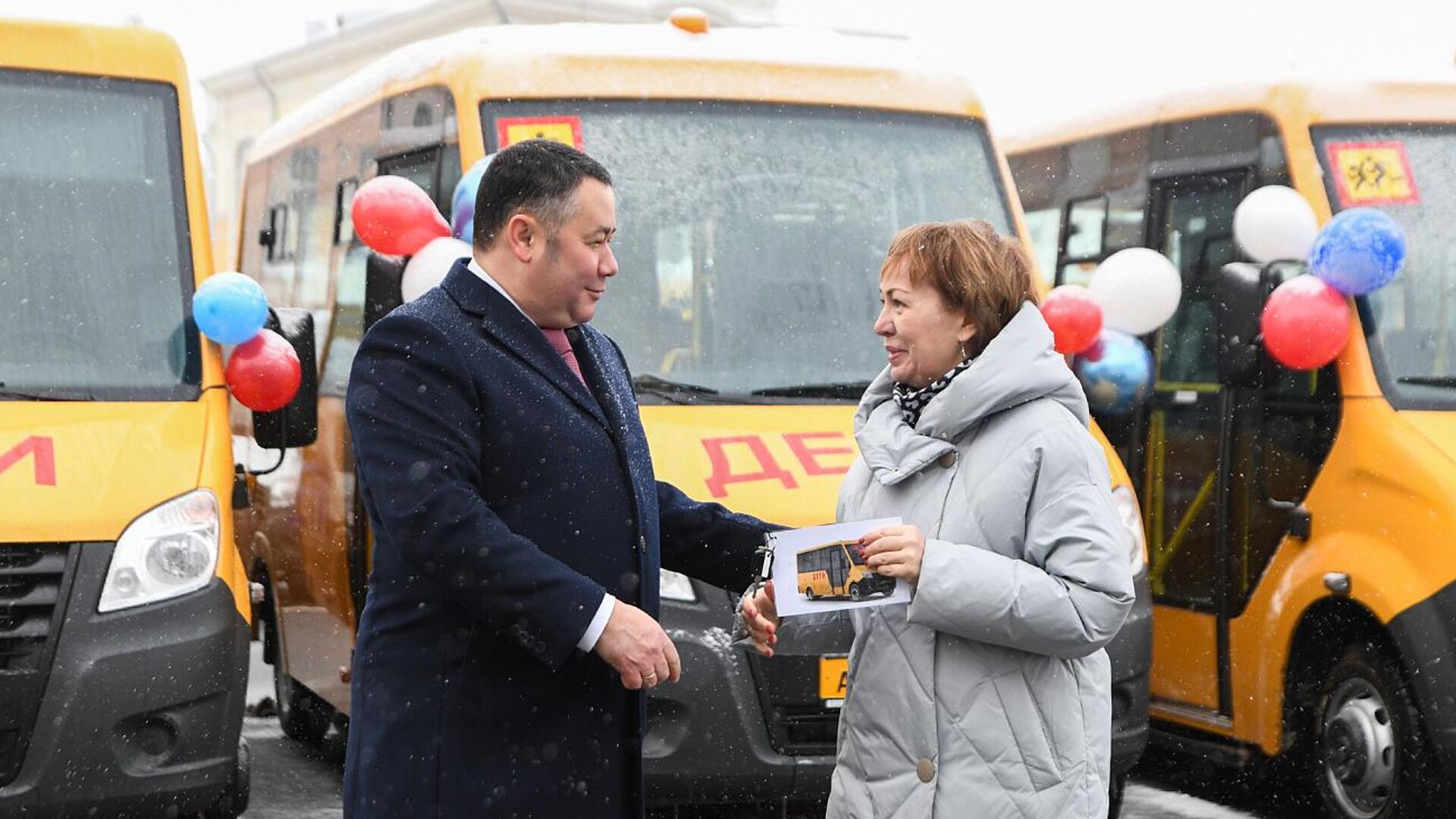 Тверские муниципалитеты получили школьные автобусы и машины скорой помощи - РИА Новости, 1920, 28.12.2022