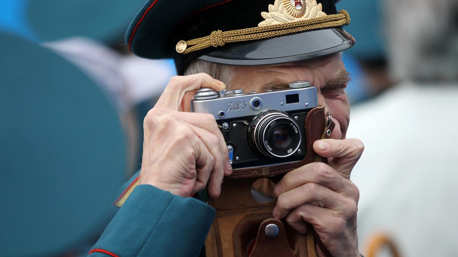 Мужчина фотографирует на фотоаппарат ФЭД - РИА Новости, 1920, 11.01.2023