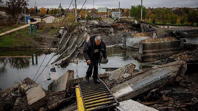 Подорванный пешеходный мост через реку Конку в Запорожской области