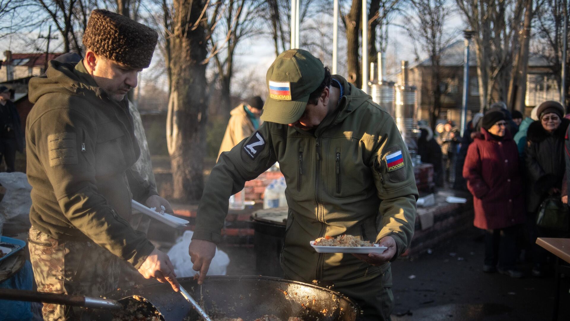 Волонтеры раздают бесплатные горячие обеды жителям Волновахи - РИА Новости, 1920, 13.02.2024