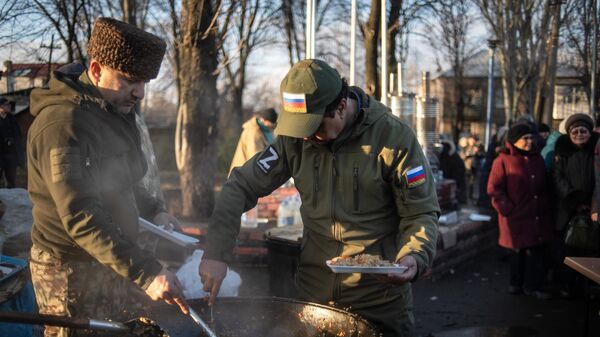 Волонтеры раздают бесплатные горячие обеды жителям Волновахи