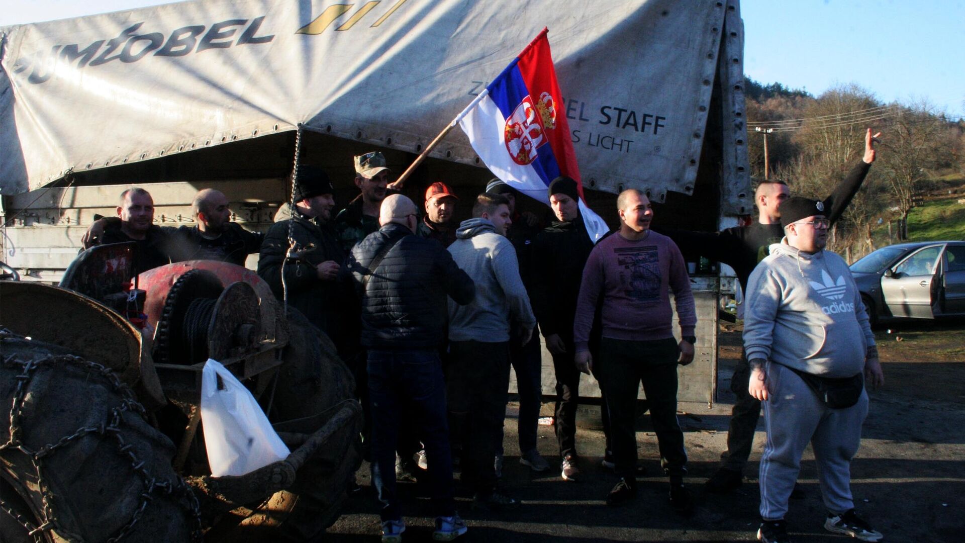 Перекрытая дорога Ниш-Приштина в селе Мердаре южно-сербской общины Куршумлия - РИА Новости, 1920, 31.01.2023