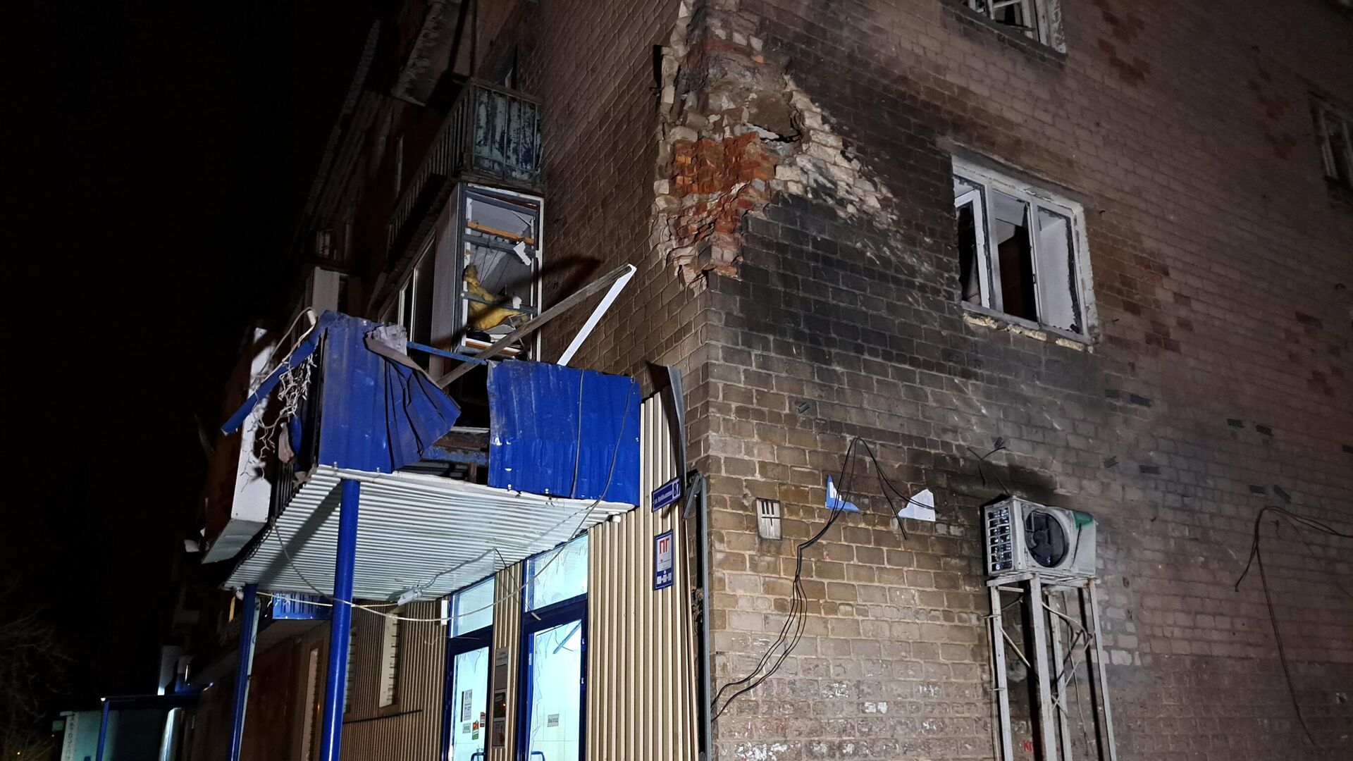 Здание в Донецке, пострадавшее от обстрела ВСУ - РИА Новости, 1920, 31.12.2022