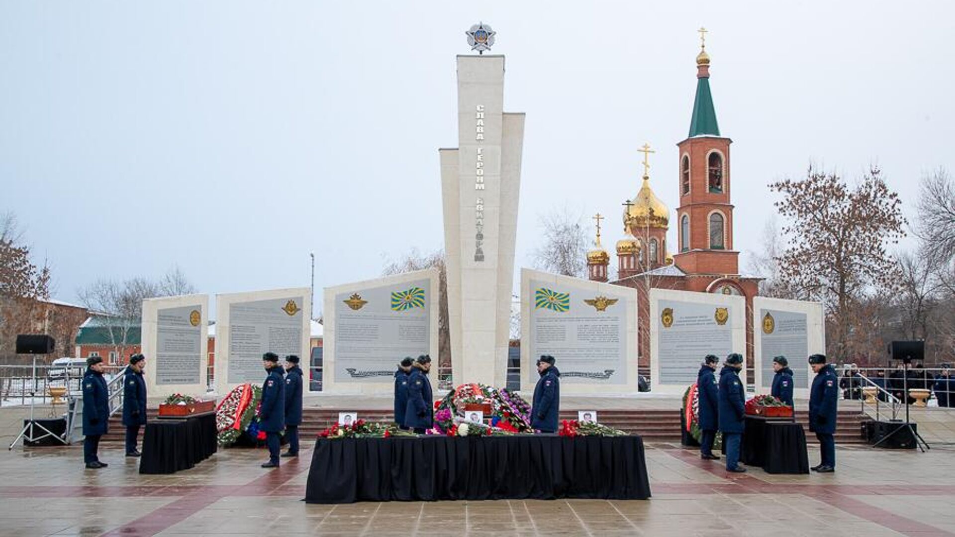 Церемония прощания с российскими военными, погибшими при атаке украинского беспилотника на аэродром Энгельса - РИА Новости, 1920, 29.12.2022