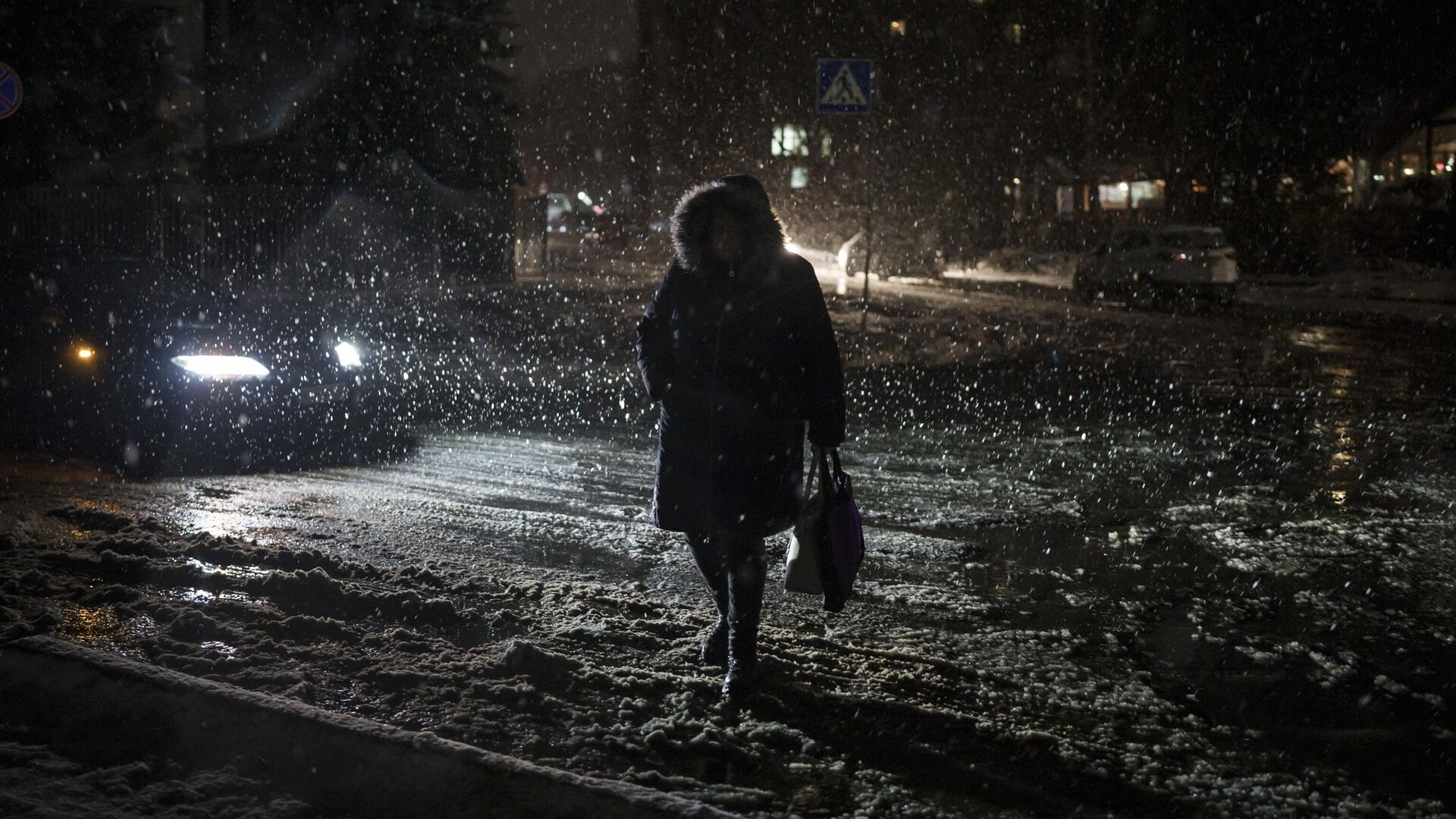 Женщина идет по улице в Киеве во время снегопада - РИА Новости, 1920, 15.01.2023
