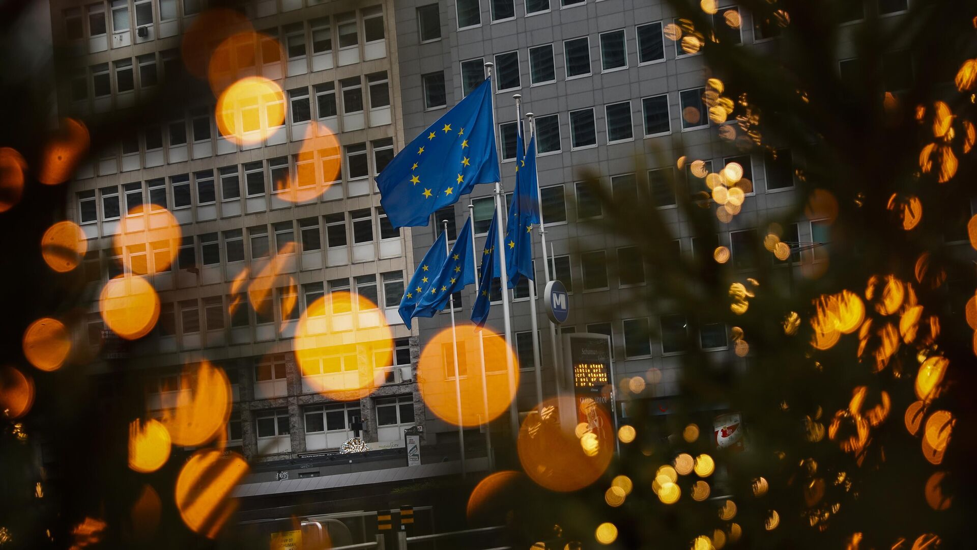 Флаги Евросоюза у здания штаб-квартиры Европейской комиссии в Брюсселе - РИА Новости, 1920, 14.04.2023