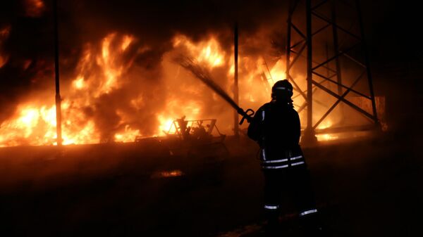 Украинский пожарный во время тушения пожара на объекте критической инфраструктуры в Харьковской области
