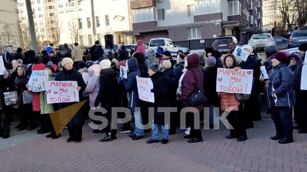 Сторонники и представители Партии Шор проводят митинг в поддержку Марины Таубер перед зданием суда столичного сектора Чеканы