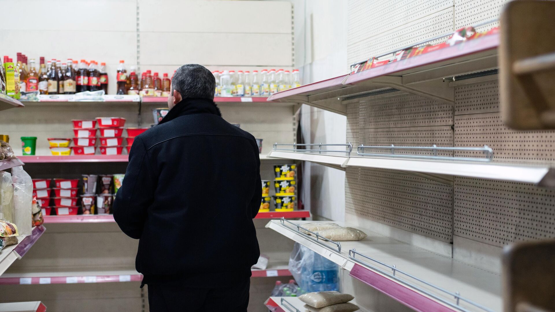 Мужчина у пустых прилавков в одном из продуктовых магазинов в Степанакерте, на фоне ситуации вокруг Лачинского коридора - РИА Новости, 1920, 29.12.2022