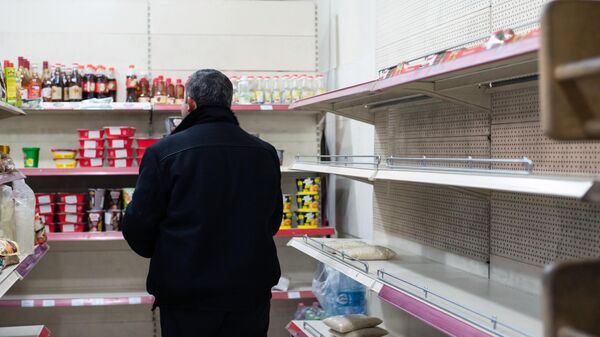 Мужчина у пустых прилавков в одном из продуктовых магазинов в Степанакерте, на фоне ситуации вокруг Лачинского коридора