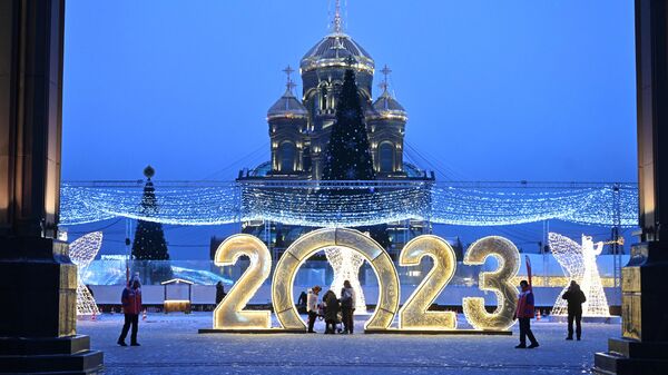 Новогодняя елка и инсталляции на Соборной площади у Главного храма Вооруженных Сил России в день открытия фестиваля Наша зима.