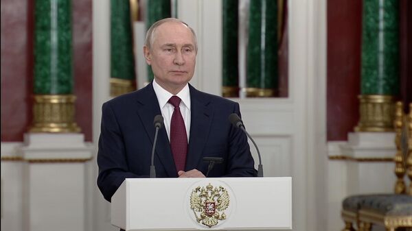 LIVE: Путин принимает участие в поднятии флага на новом атомном подводном ракетоносце_29 декабря