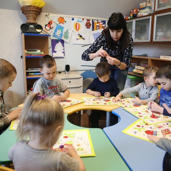 Воспитательница занимается с детьми в частном детском саду Кувшинка в Московской области Воспитательница занимается с детьми в частном детском саду Кувшинка в Московской области