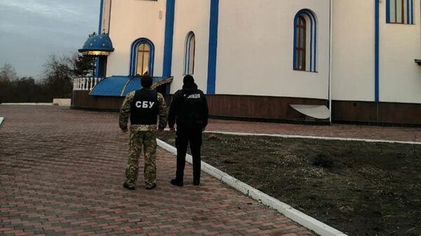 Сотрудники СБУ во время обысков на объектах канонической Украинской православной церкви (УПЦ) в Хмельницкой области