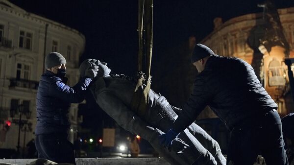 Демонтаж памятника основателям Одессы