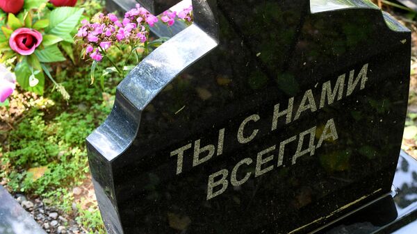 Памятник на кладбище недалеко от Красноярска
