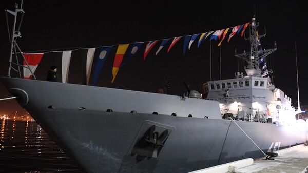 Морской тральщик Анатолий Шлемов во время церемонии подъема Андреевского флага во Владивостоке