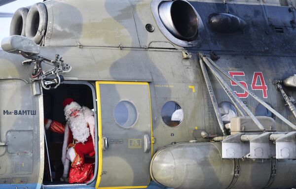 Дед Мороз улетает с новогоднего утренника для детей участников СВО на военном аэродроме Кольцово