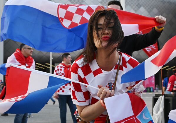 Болельщица сборной Хорватии перед началом матча за 3-е место чемпионата мира по футболу между сборными Хорватии и Марокко