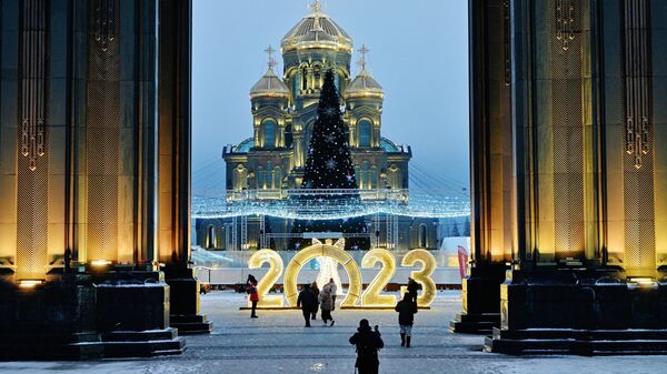 Новогодняя елка и инсталляции на Соборной площади у Главного храма Вооруженных Сил России в день открытия фестиваля Наша зима