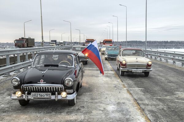 Проезд автомобилей на открытии моста через реку Чусовую в Пермском крае