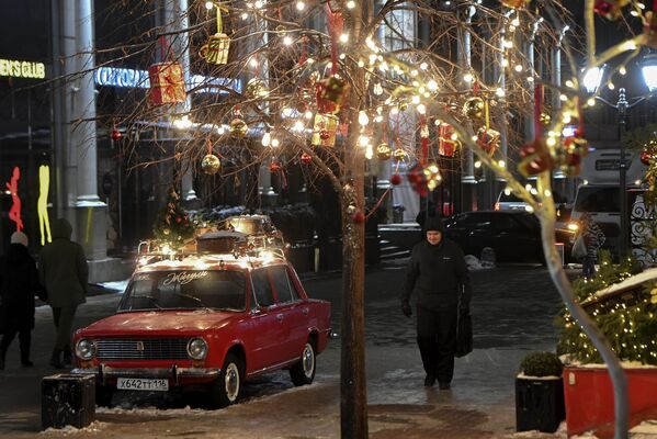 Украшенная к Новому году улица Баумана в Казани