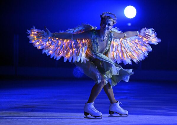 Фигуристка Виктория Синицина в сцене ледового шоу Спящая красавица. Легенда двух королевств в Дохе