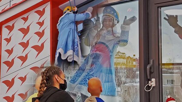 На тросах с крыши: казанские спасатели поздравили детей с Новым годом