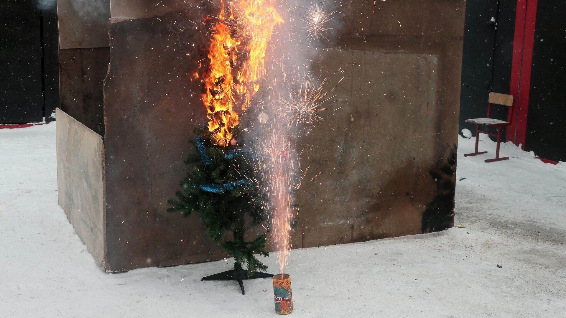 Демонстрация возможных последствий при запуске фейерверка с нарушением техники безопасности - РИА Новости, 1920, 26.12.2023