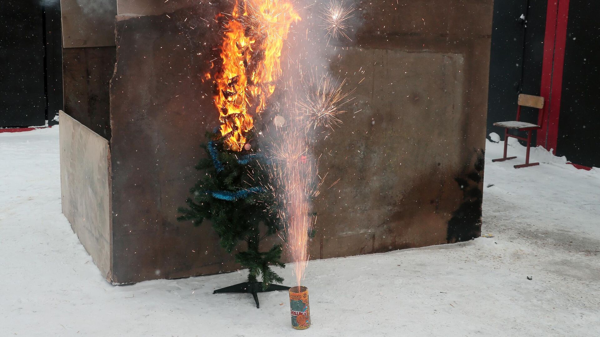 Демонстрация возможных последствий при запуске фейерверка с нарушением техники безопасности - РИА Новости, 1920, 26.12.2023