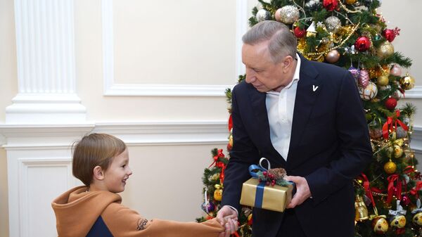 Губернатор Санкт-Петербурга Александр Беглов встретился с детьми, которые оставили свои пожелания на акциях Дерево желаний и Елка желаний