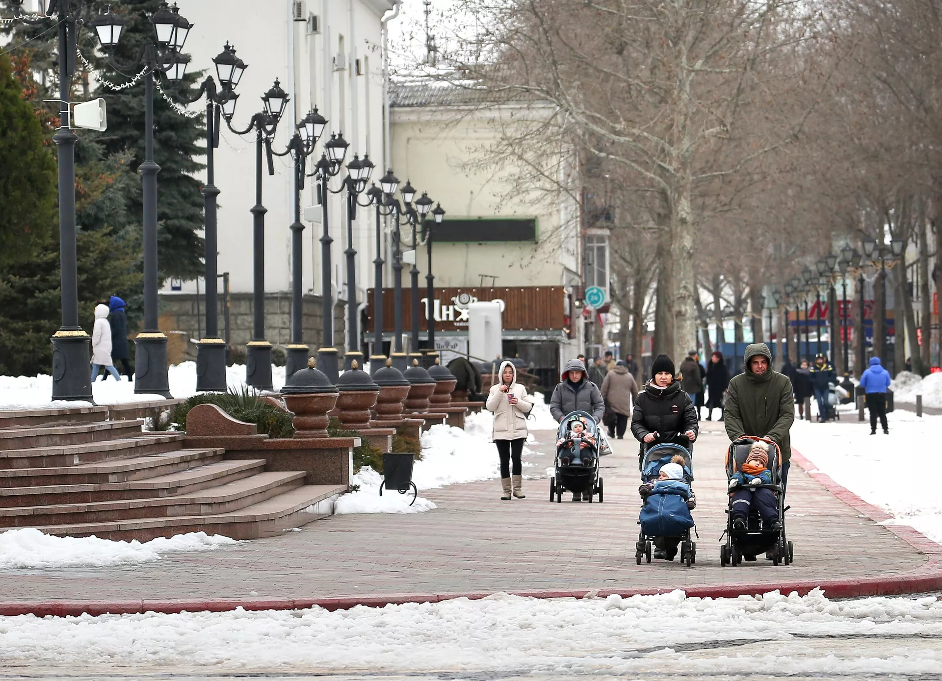 Семья с детьми на улице Ленина в городе Керчь Семья с детьми на улице Ленина в городе Керчь - РИА Новости, 1920, 30.12.2022