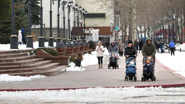 Семья с детьми на улице Ленина в городе Керчь