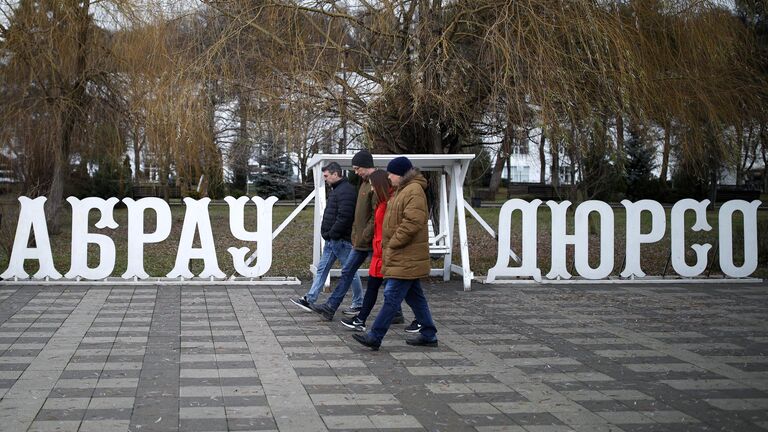 Посетители на территории центра винного туризма Абрау-Дюрсо в Краснодарском крае 