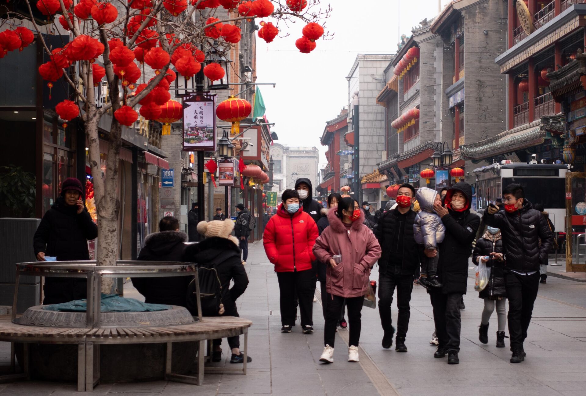 Прохожие на одной из улиц в Пекине, украшенной во время подготовки к празднованию Нового года - РИА Новости, 1920, 30.12.2022