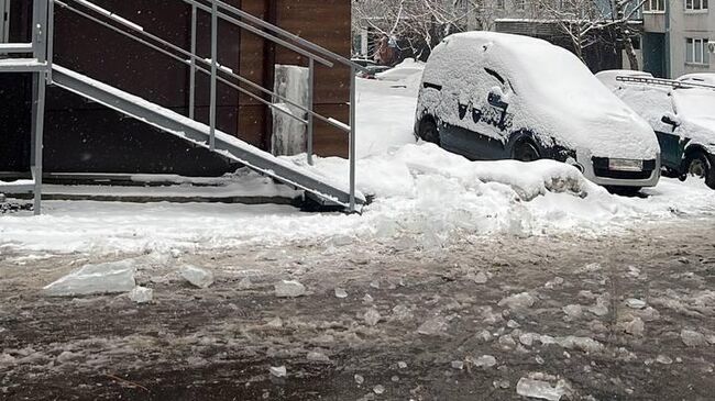 Место падения наледи на улице Инициативная в Москве