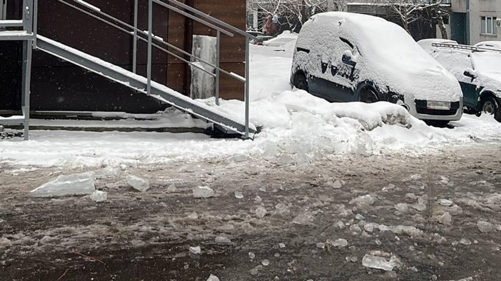 у штаба полка в глыбу из льда вмерз часовой