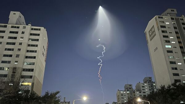След в небе после испытания южнокорейской ракеты