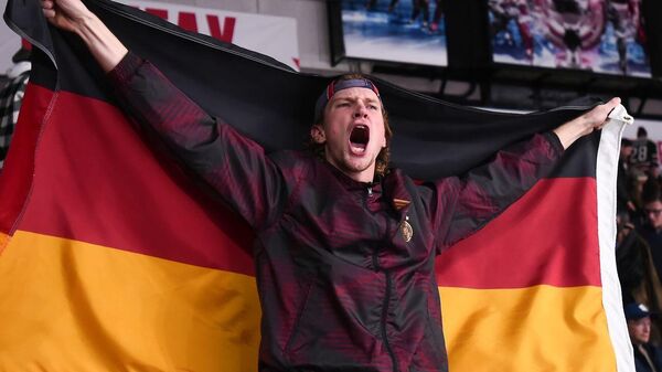 Болельщик сборной Германии по хоккею на матче молодежного чемпионата мира 2023 года