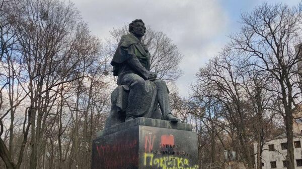 Оскверненный памятник Александру Пушкину в Киеве