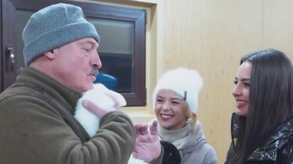 Президент Белоруссии Александр Лукашенко подарил кроликов телеведущим на Беларусь 1 